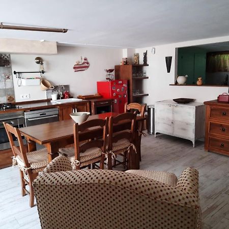 Un Apartamento Vacacional Con Detalles De Un Hogar Майрена-дель-Альхарафе Экстерьер фото